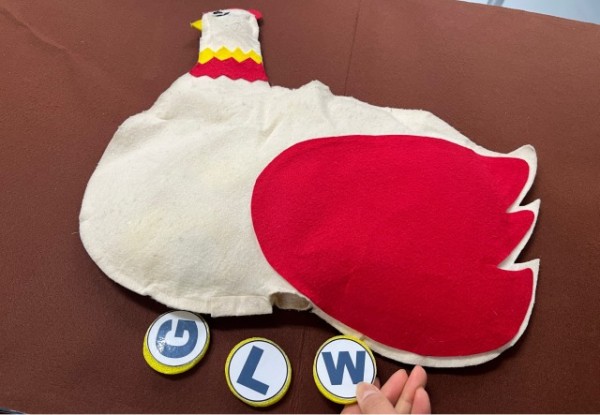 앨퍼벳 대문자를 소개하는 알 낳는 암닭 교구재3